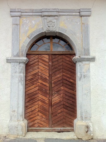 Les Bayards temple porte.JPG