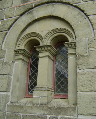 Onnens église baies néo-romanes.jpg