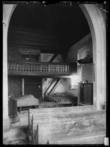 La tribune vers 1900. On aperçoit l'ancien escalier ainsi que le mouvement d'horloge dans son bâti (Albert Naef)